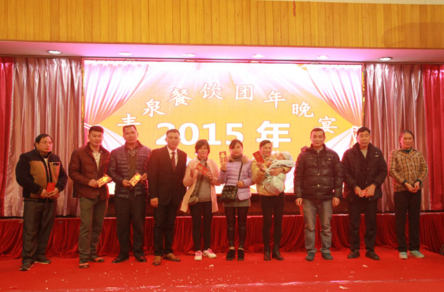 晚宴抽獎幸運中獎員工